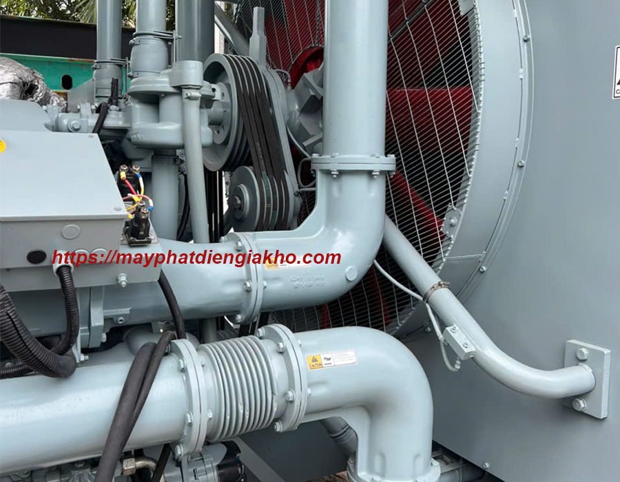 gia-kho-may-phat-dien-Perkins-1650kVA-cu-8